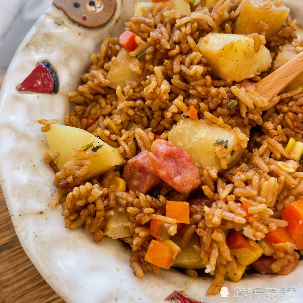 用电饭煲就能做的【腊肠土豆焖饭】!