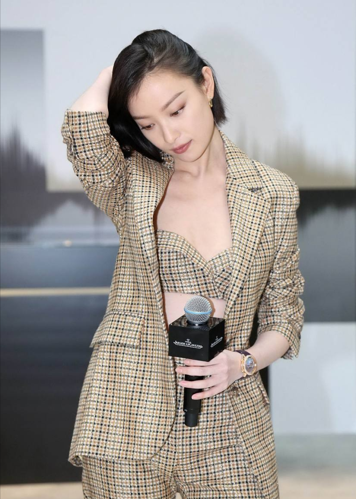 女人帅起来比男人更飒,倪妮穿西装特立独行,抹胸款式妩媚吸睛