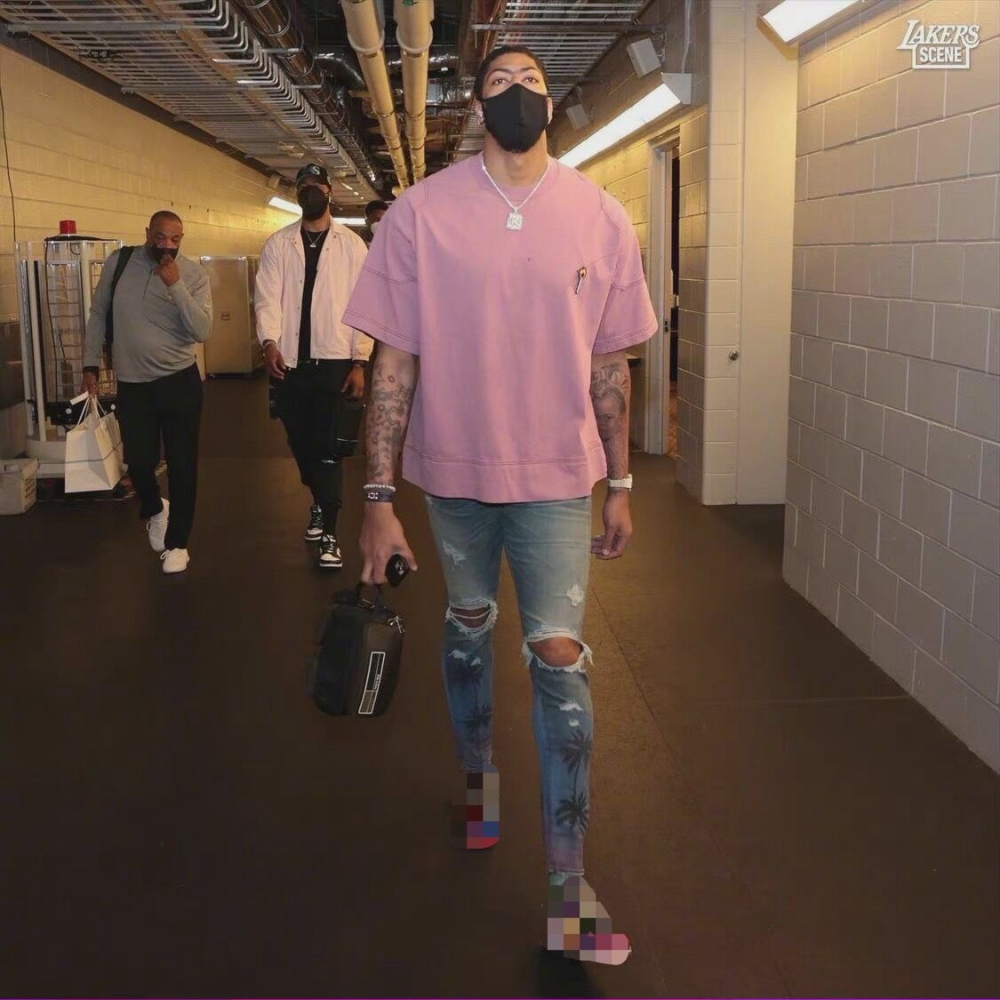 时尚nba|詹姆斯穿搭酷似老汉衫 浓眉上身粉色t恤尽显温柔