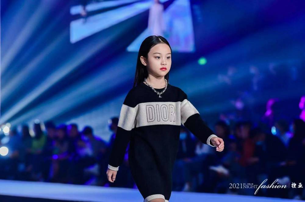 甜馨首次登台走秀走出名模范 妈妈李小璐台下捧场加油