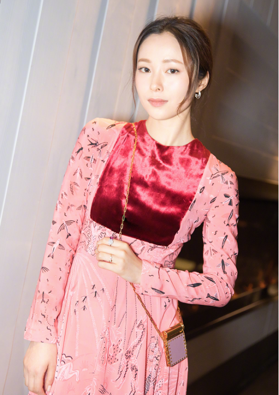 上身有肉的女孩子,轻易别学江一燕这么选裙子,看着有点扎肉