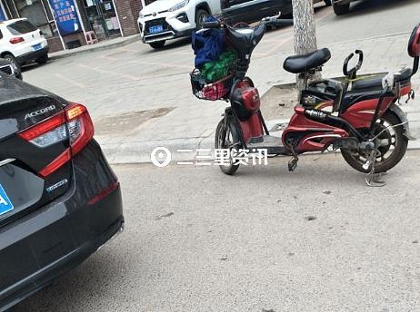 双阳街头一辆电动车与私家车刮蹭 私家车车主这样说