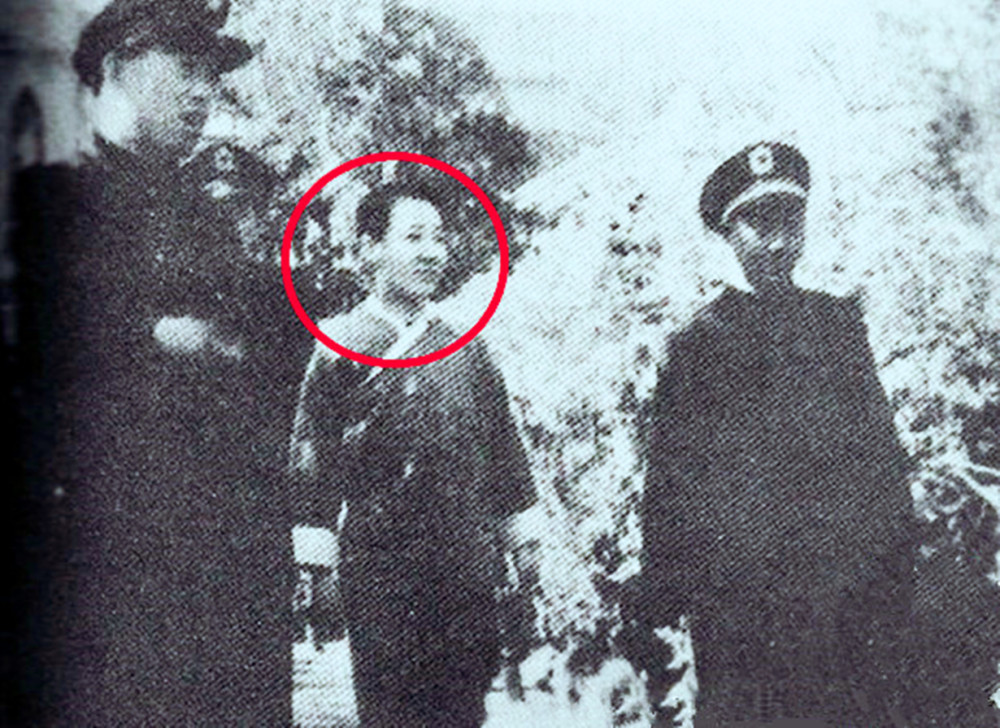 老照片再现川岛芳子枪决现场戴着口罩走上刑场枪决后面目难辨