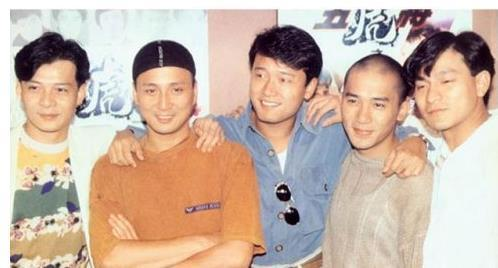 59岁黄日华近况,与友人合照满面红光,一生6个角色至今