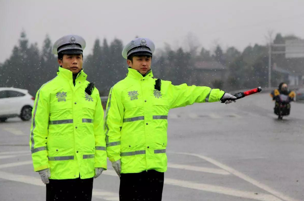 在冬天的时候,天气寒冷还经常下雪,交警在外面站一会儿就受不了了.