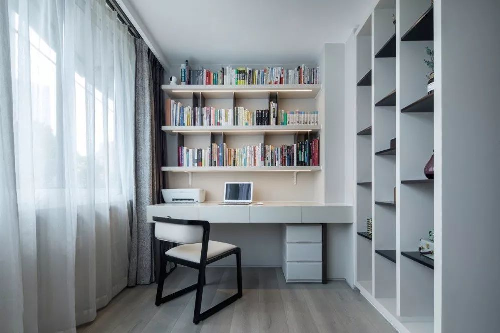 如果是空间紧凑的小户型,客厅面积不大,可以 将阳台改造成书房,省下10