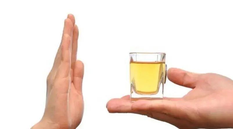 除了吃,日常饮食也离不开"喝",对于高尿酸患者来说,尽量要少喝酒.