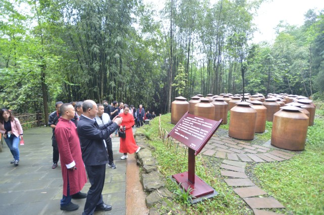 "中国第一座白酒酒庄—文君酒庄秉承着邛崃家喻户晓的"文君当垆,相