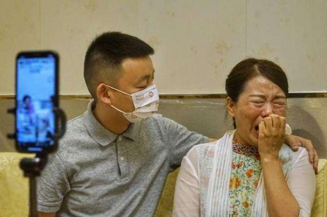 姚策和痛哭的养母合照