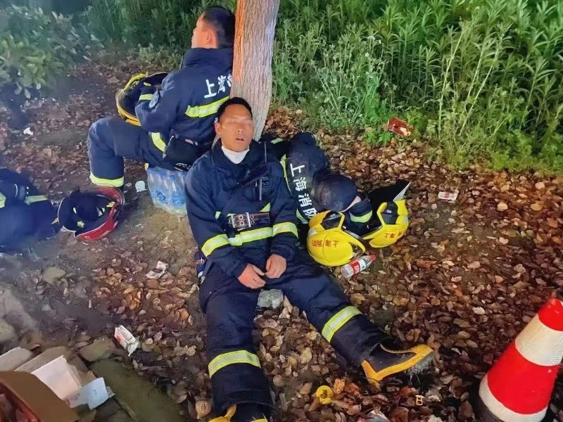 上海金山大火两名牺牲消防员生平公布,这组照片令人泪目