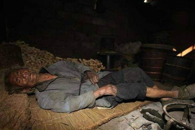 七旬老人穿寿衣不肯咽气,五岁孙女指了指垃圾桶,老人才含笑而去