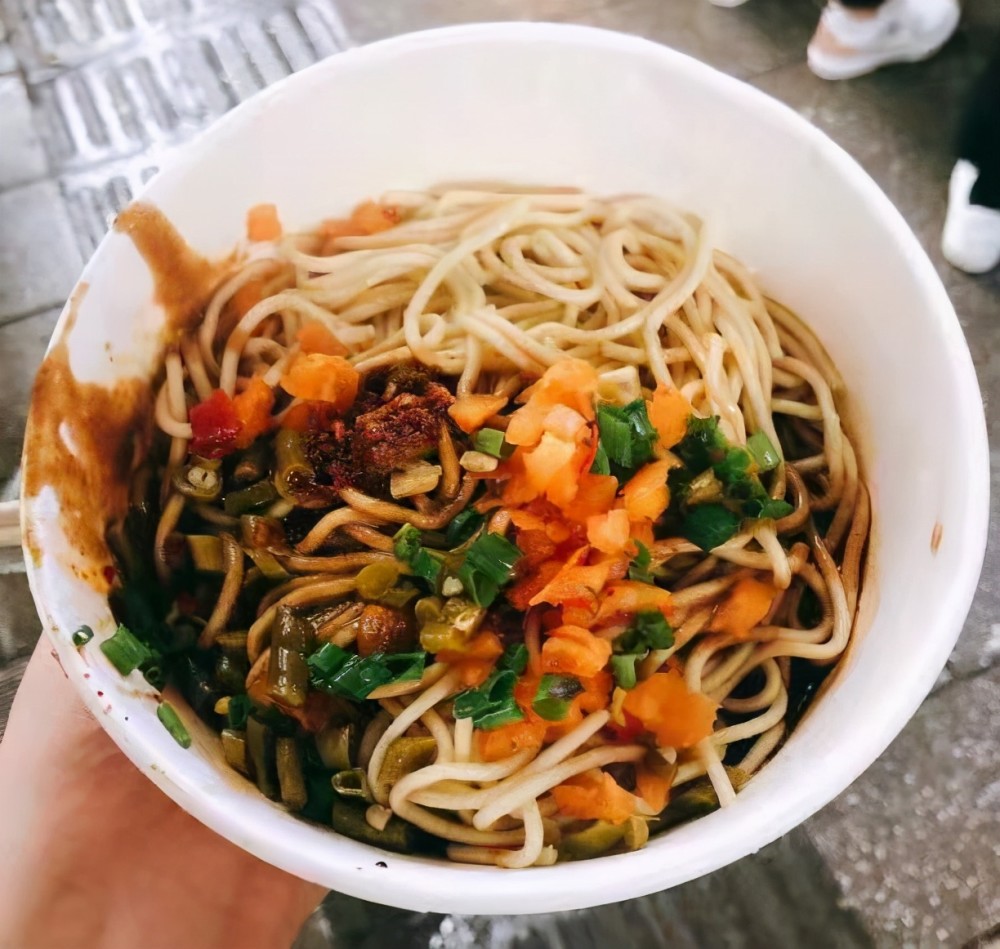 湖北的热干面老店,却被一份奇葩小吃抢了风头,食客吃面就为等它