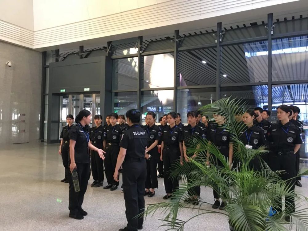 各大铁路从事高铁,动车,地铁,乘务及车站客运服务,餐车服务,安检员