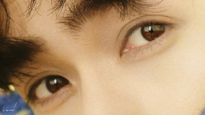 朱一龙的眼睛并不是圆润的眼睛 因为双眼皮和眼睛平行,眼中部分并不太