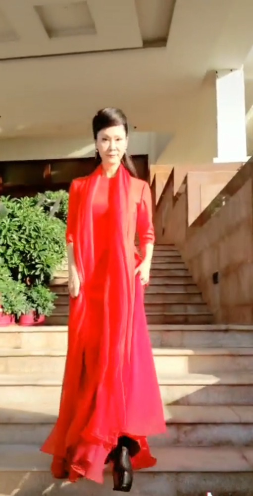 55岁于文华身材苗条,穿红裙被赞像待嫁新娘,恨天高鞋底超厚重