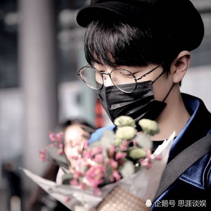 肖战捧花的绝美壁纸有心春暖艳阳天少年比花更璀璨