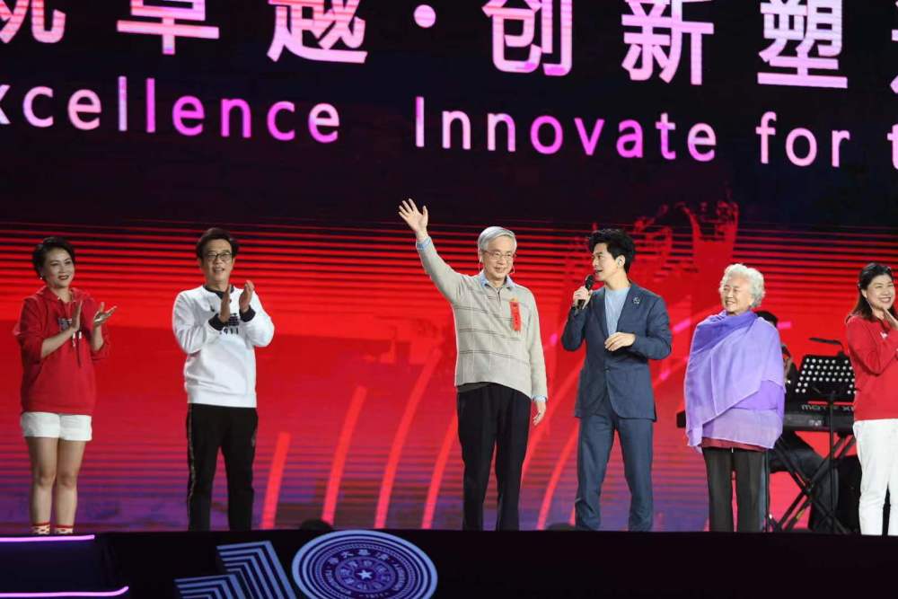 李健亮相母校清华大学110周年校庆晚会,台上师生重聚
