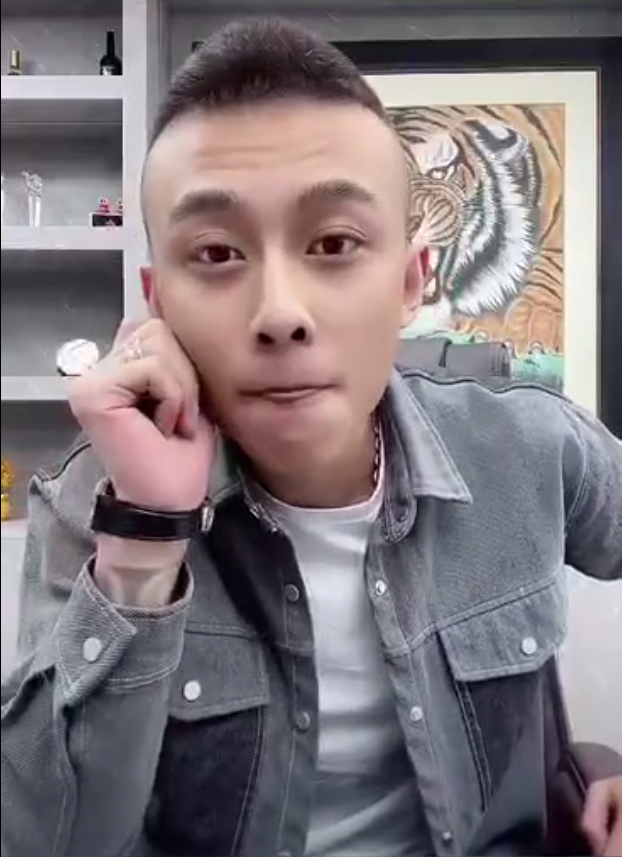蛋蛋向某男明星示爱托多人帮联系818八卦回老家发展被质疑遭开除了