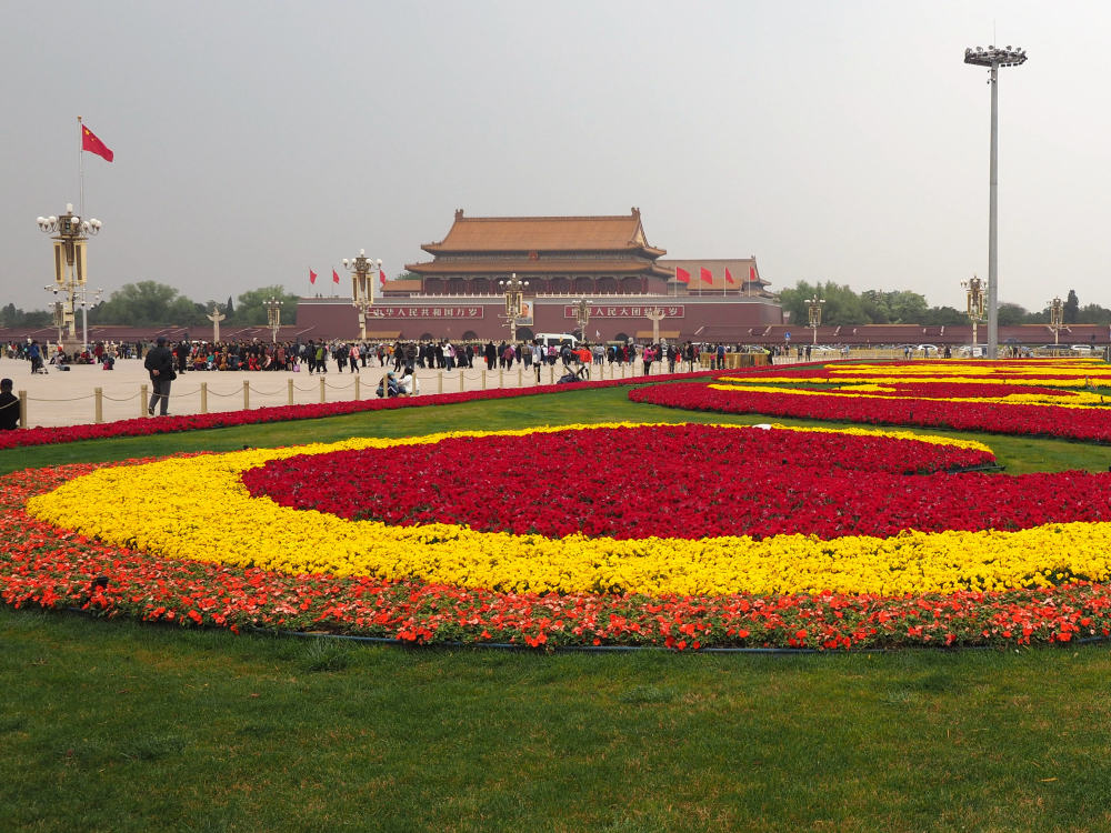 2021年4月25日,天安门广场东西两侧花坛布置完工,鲜花璀璨迎五一.