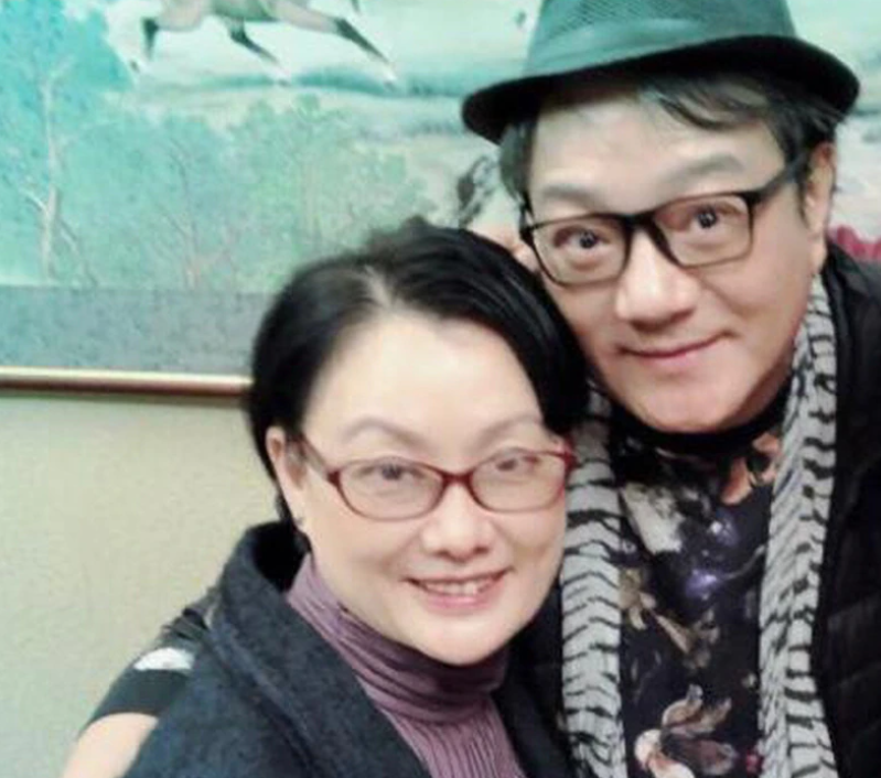 64岁鲁振顺公开婚讯后秀恩爱,与58岁女友夫妻相十足,想生龙凤胎