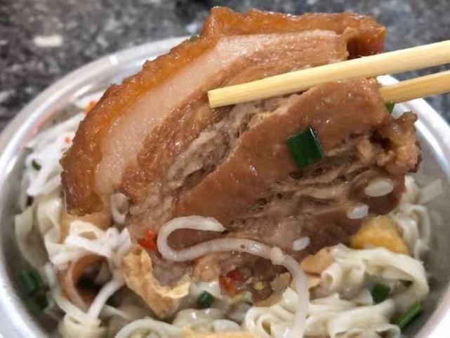 广西开了36年的老字号扣肉粉店每天人气爆棚连广东人也过来吃