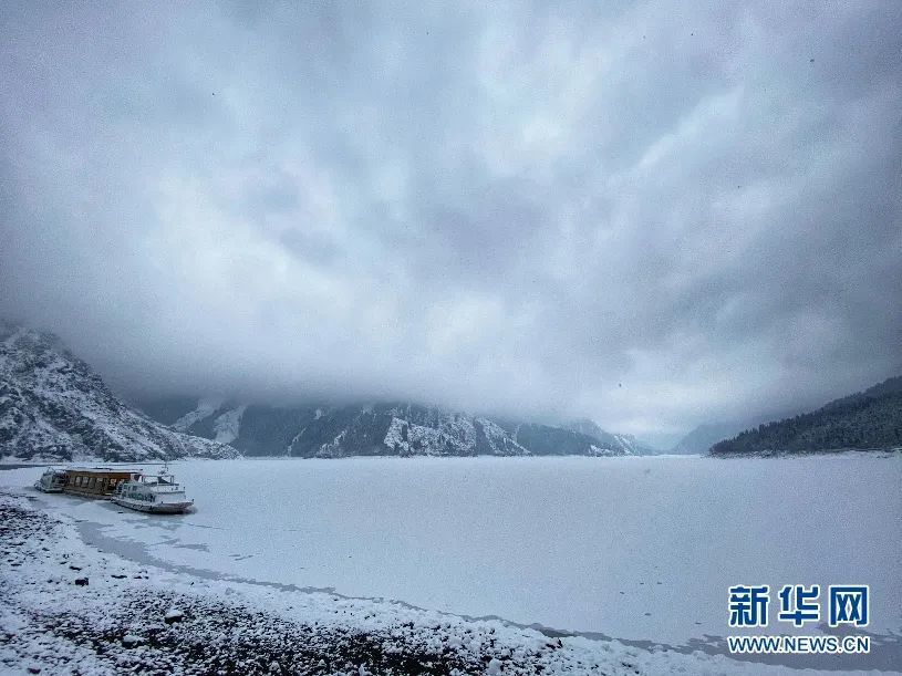 4月23日,新疆天山天池湖面被白雪覆盖,更显静谧(摄影:新华网 盛元)