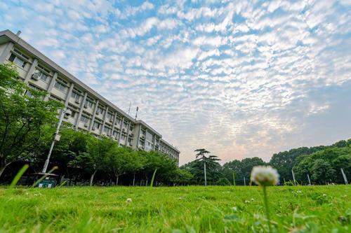 同样是师范类211,湖南师范大学和华中师范大学,谁的实力更强?