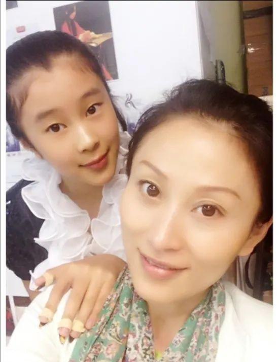 杨子前妻:黄圣依因她背负小三骂名,学霸女儿继承家族企业为她争