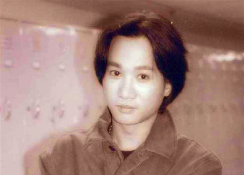 1993年,他拉着黄家驹从3米高台跌落,黄家驹早亡,他却生活美满