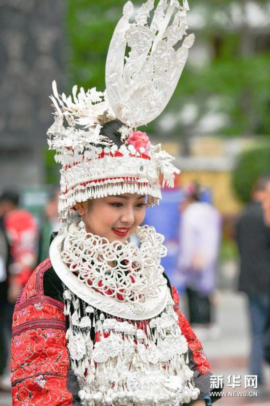 4月25日,一名苗族女孩在参加"2021中国台江苗族姊妹节"盛装巡游.