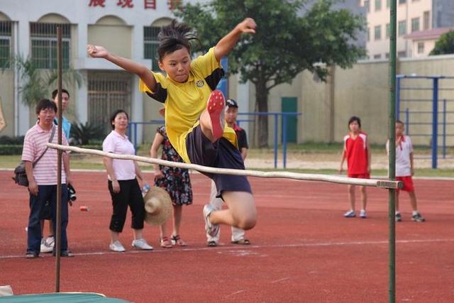 有种"羡慕"叫秀腹肌,小学生vs高中生,看到大学生:我要