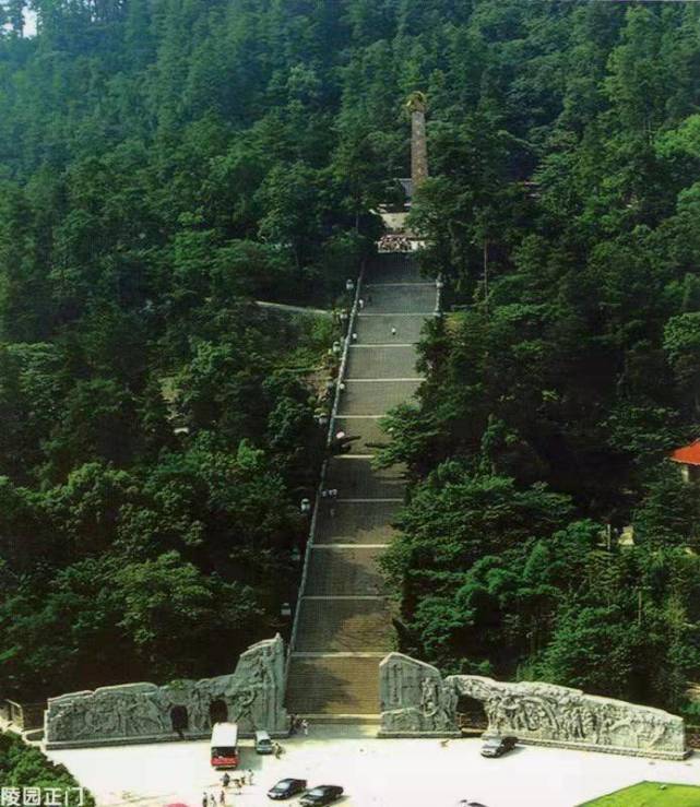 在遵义红军山,有一座红军卫生员墓,群众称为红军坟.