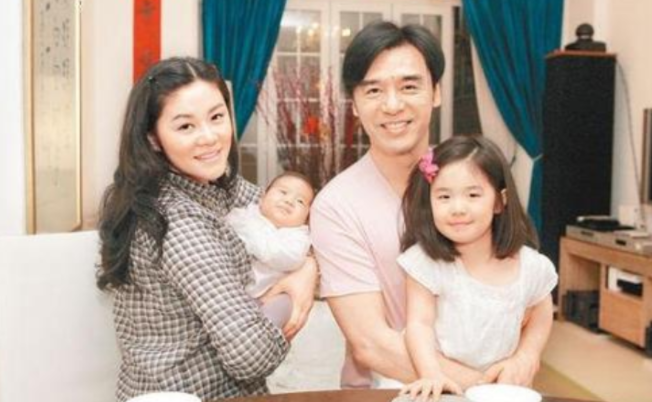 68岁钟镇涛晒照,曾被章小蕙搞破产,二婚妻子帮还债逆袭成富翁