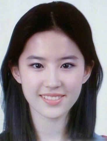 刘亦菲这证件照太让人有压力了,怎么会有这么美的女孩子,光看证件照就