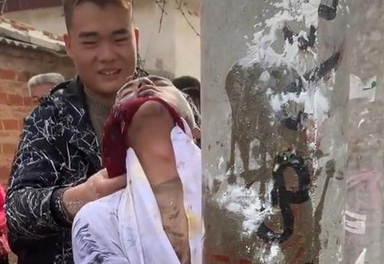 河南一新郎被兄弟伙绑在电线杆上撕衣服勒脖子是风俗还是恶俗
