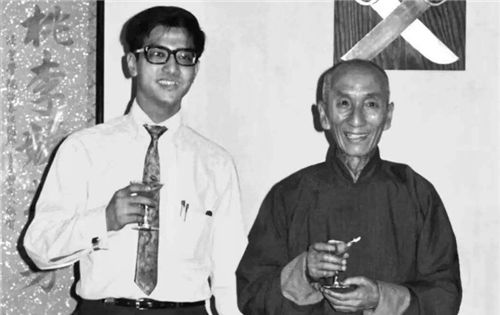 叶问葬礼现场老照片:李小龙穿布鞋祭奠,武术界各大门派泰斗云集