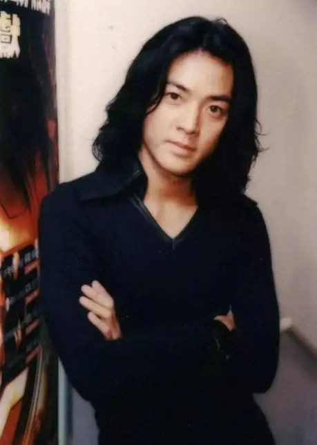 郑伊健低调现茶餐厅,53岁仍保持一头帅气长发,至今膝