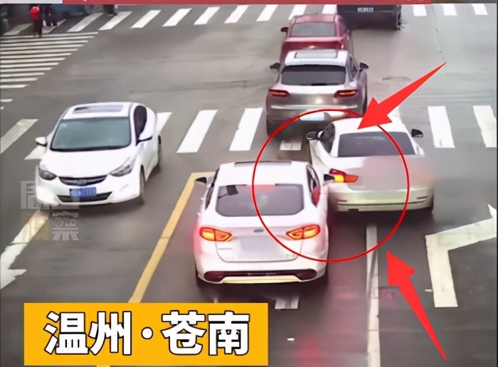 实线强行变道造成刮擦,恼羞成怒就袭警?胆儿真肥!驾照