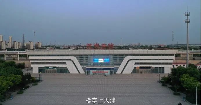 滨海北站位于滨海新区茶淀镇,在滨海站和唐山站之间,被称为滨海人摘