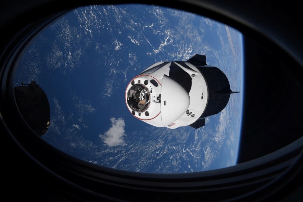 spacex载人"龙"飞船与国际空间站对接之前,差点与不明