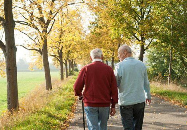 长寿老人走路可能会有这三个特点,不妨了解一下