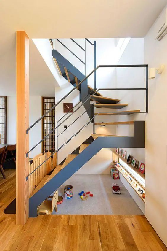 家有两层楼梯的也可以这样装修设计,楼梯拐角处做个延伸台面空间