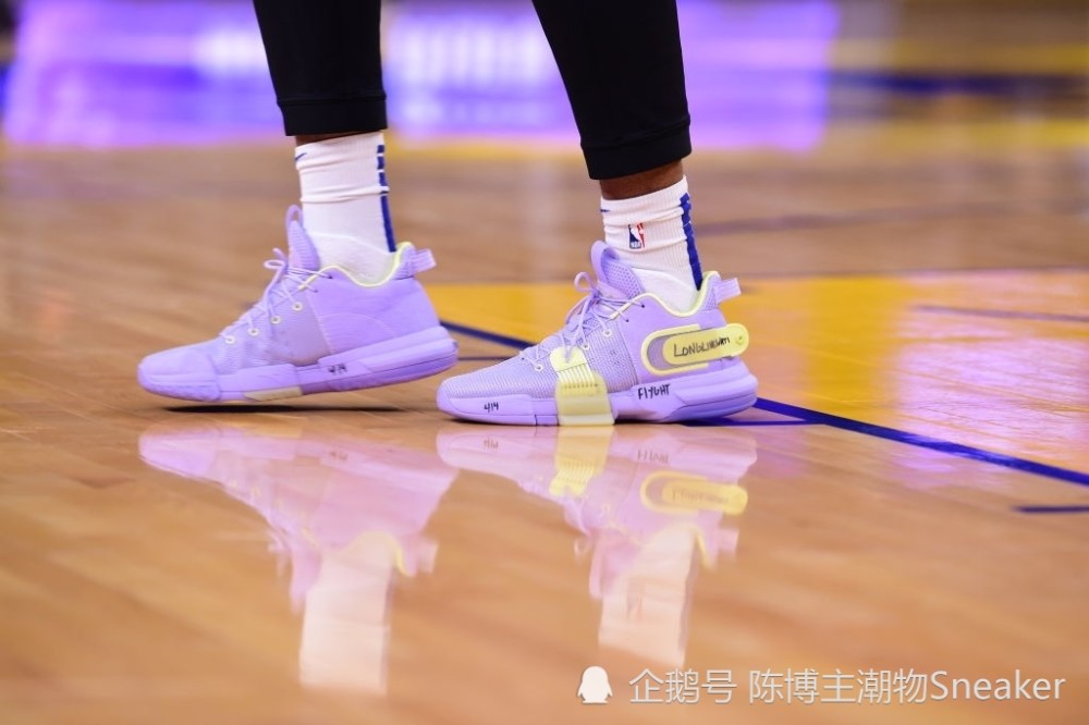 nba球员上脚:库里穿curry8,安踏轻狂2有点帅