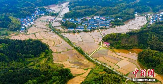 航拍江西省新余市仙女湖区九龙山乡山区农田阡陌交通. 赵春亮摄