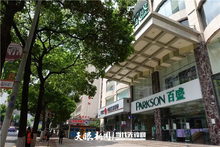 龙港百盛,南国花锦,智诚等可从h口出入,沿中华中路还可到达大十字贵阳