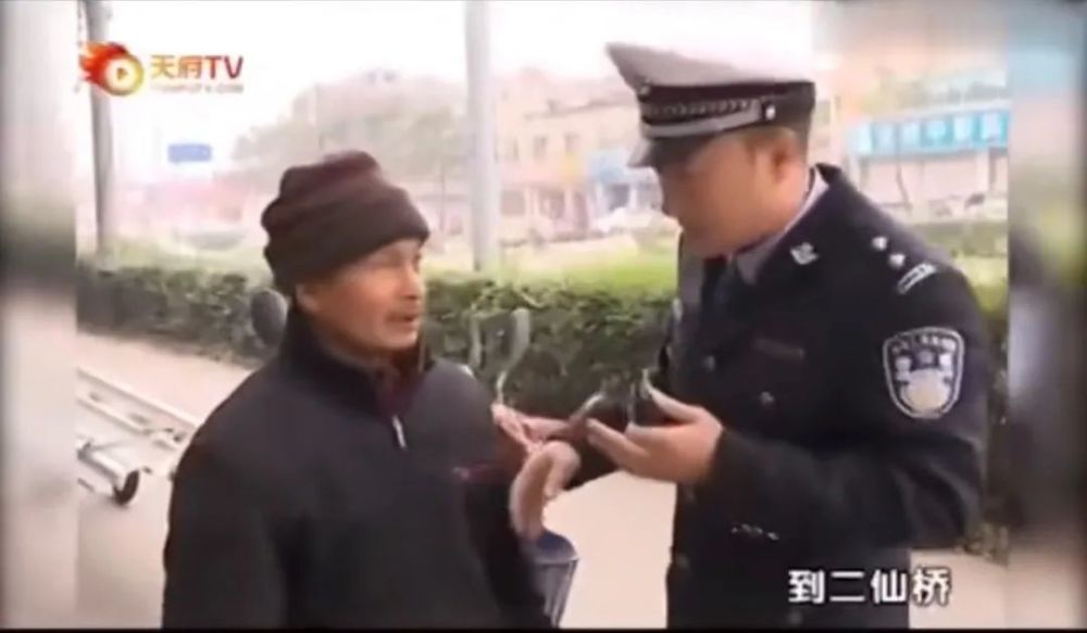 "走成华大道" 最近,二仙桥的梗又火了,大爷的四川话把二仙桥再次推向