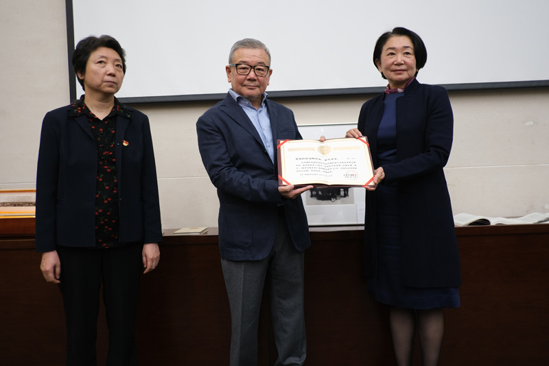 李蒲阳先生和李欣女士展示北京市档案馆颁发的《捐赠证书》