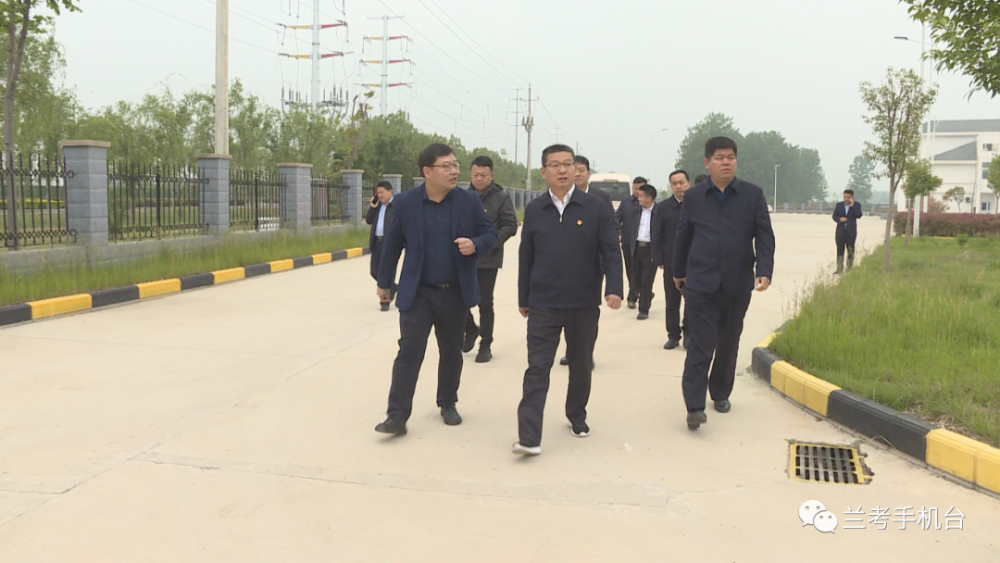 4月26日,县委副书记,县长丁向东带队到城区污水处理厂进行调研.