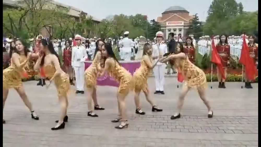 清华大学生舞蹈与日本早稻田大学以及其他大学或高中生的街头表演对比