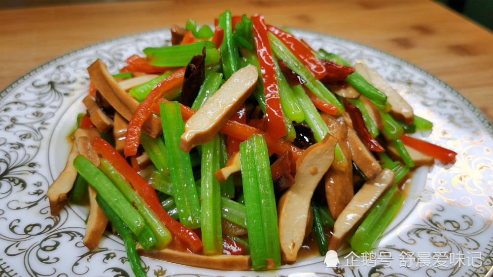 芹菜炒豆干怎么做才好吃饭店都喜欢的做法清脆爽口又入味